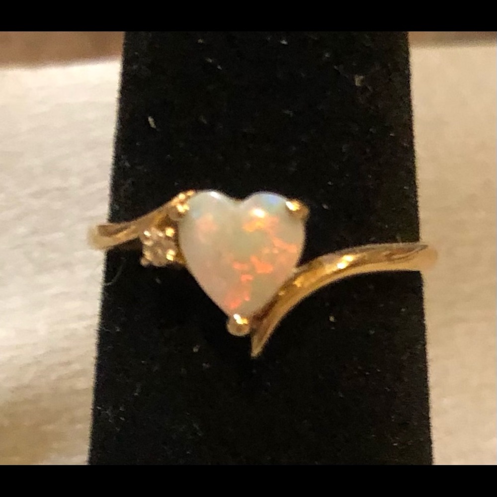 Dainty 14k heart shaped opal ring with natural Diamond. - Picture 3 of 7